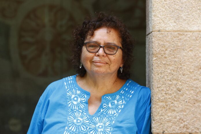Fotografía de archivo del 25 de junio de 2024 que muestra a la feminista salvadoreña Morena Herrera posando durante una entrevista con EFE en Barcelona (España). EFE/ Quique García/ ARCHIVO
