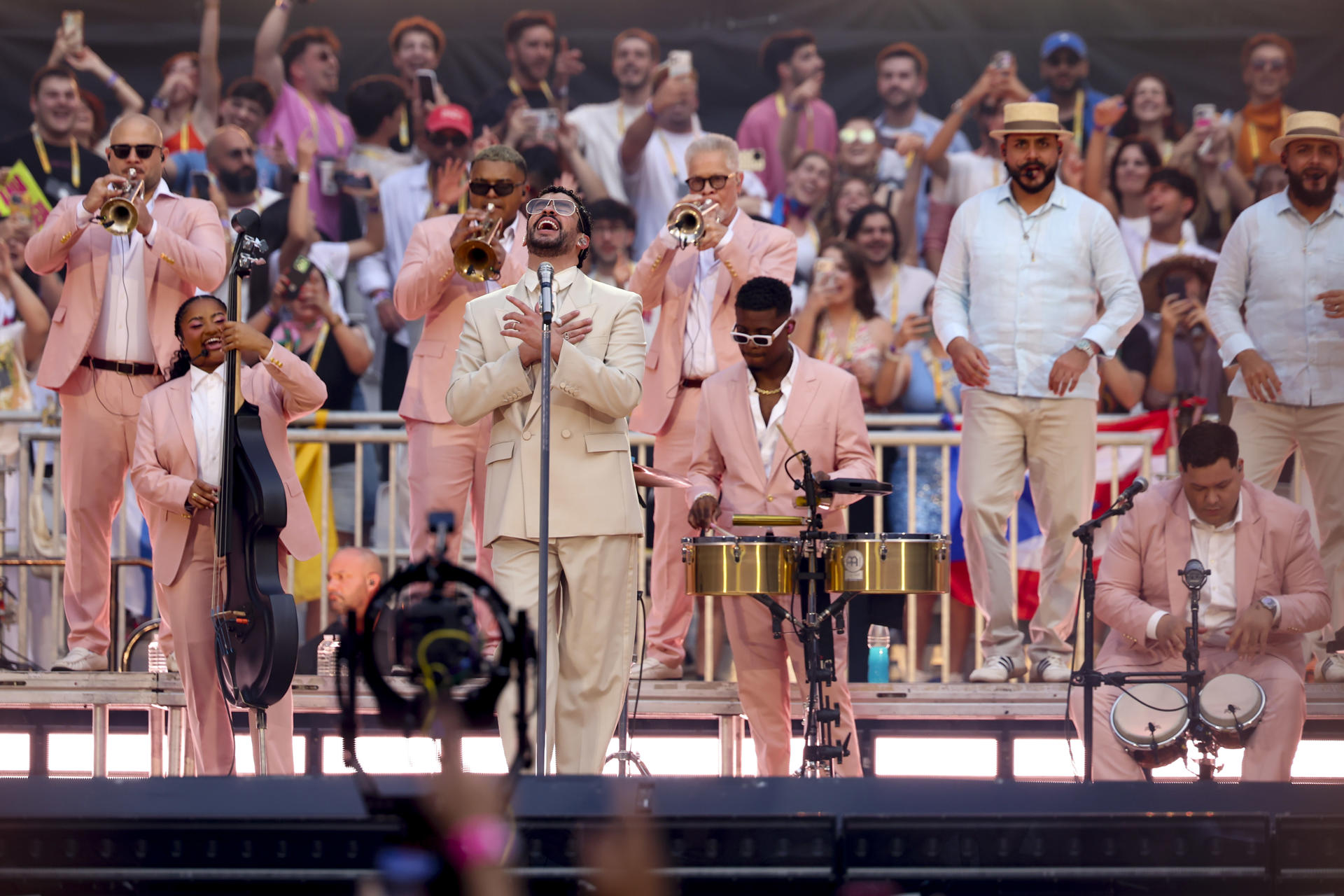El cantante puertorriqueño Bad Bunny durante el último concierto de su gira en Madrid, este lunes en el estadio Metropolitano. EFE/Kiko Huesca