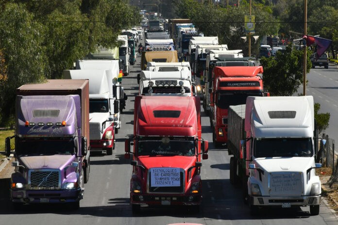 Fotografía que muestra vehículos en una caravana de transportistas para exigir el levante de los bloqueos de carreteras este lunes, en Cochabamba (Bolivia). EFE/Jorge Ábrego

