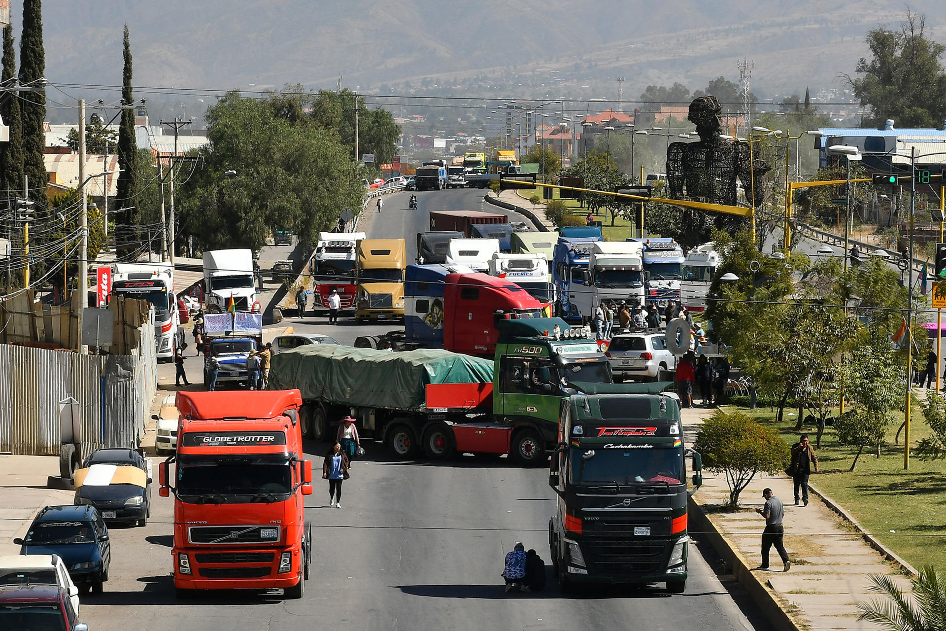 Fotografía que muestra vehículos en una caravana de transportistas para exigir el levante de los bloqueos de carreteras este lunes, en Cochabamba (Bolivia). EFE/Jorge Ábrego

