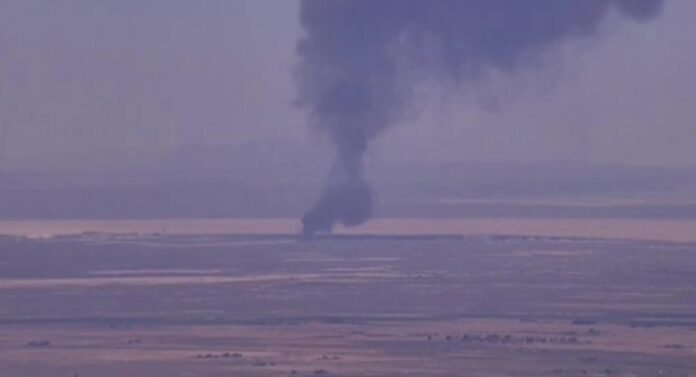 Captura de video del accidente de un bombardero B-52 Stratofortress que se estrelló este lunes poco después de despegar de una base militar en el estado de California. EFE
