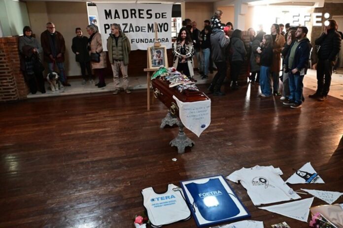 Personas fueron captadas este 15 de junio al asistir al funeral de Taty Almeida, presidenta de Madres de Plaza de Mayo-Linea Fundadora, en Buenos Aires (Argentina). EFE/Matías Campaya
