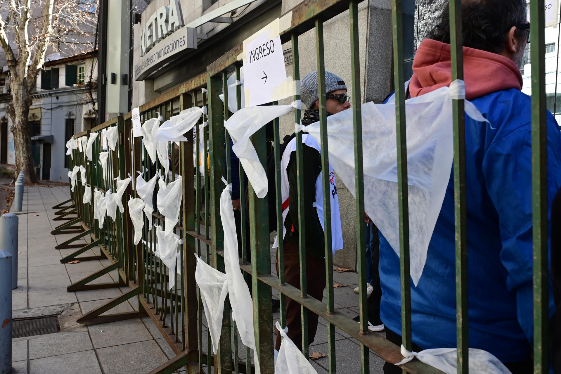 Detalle de decenas de pañuelos blancos durante el funeral de Taty Almeida, presidenta de Madres de Plaza de Mayo-Linea Fundadora, en Buenos Aires (Argentina). EFE/Matías Campaya
