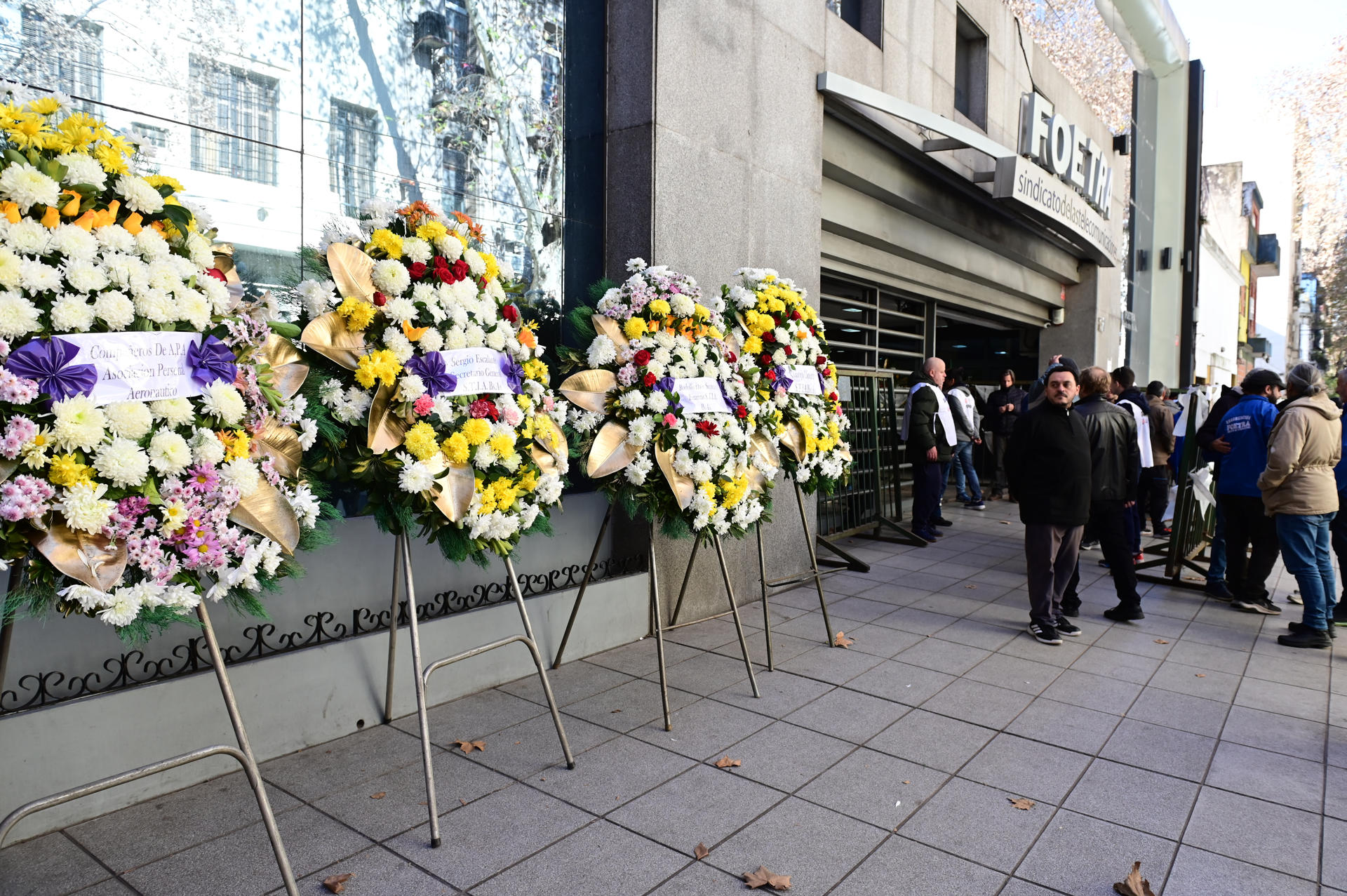 Personas fueron captadas este 15 de junio al asistir al funeral de Taty Almeida, presidenta de Madres de Plaza de Mayo-Linea Fundadora, en Buenos Aires (Argentina). EFE/Matías Campaya
