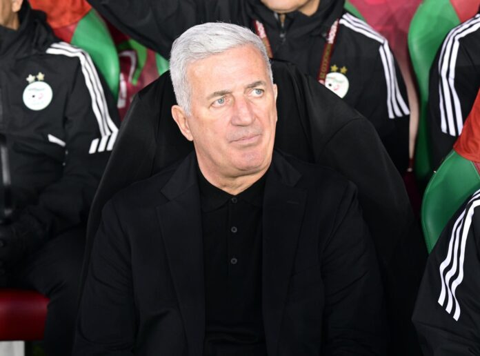 Fotografía de archivo del 28 de diciembre de 2025 en la que se observa al seleccionador de Argelia, Vladimir Petkovic, al observar antes de un partido de la Copa Africana de Naciones CAF 2025 entre Argelia y Burkina Faso en Rabat, (Marruecos). EFE/JALAL MORCHIDI
