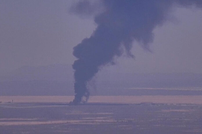 Captura de video tomado de la página oficial de ALERTCalifornia que muestra una columna de humo que dejó el accidente de un bombardero este lunes, California (EE.UU.).EFE/UC San Diego/ ALERTCalifornia
