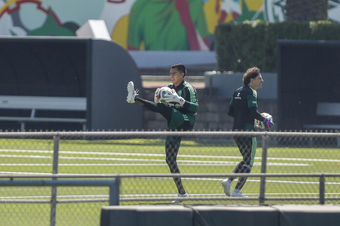 Raúl Rangel (i) y Guillermo Ochoa de México, entrenan ayer domingo en el Centro de Alto Rendimiento en Ciudad de México (México). EFE/ Isaac Esquivel
