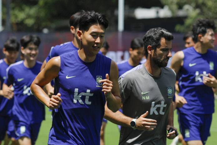 Son Heung-Min (i) de Corea del Sur participa en un entrenamiento este lunes, en Guadalajara (México). EFE/ Francisco Guasco
