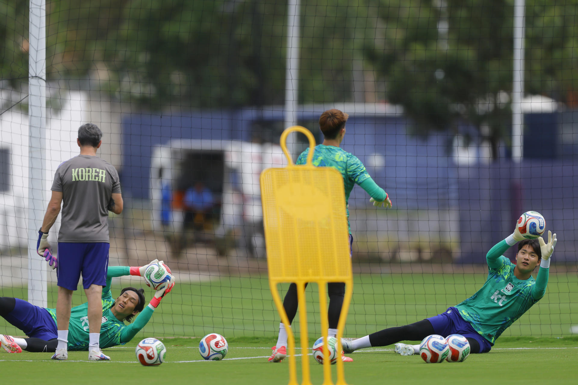 Los porteros de Corea del Sur participan en un entrenamiento este lunes, en Guadalajara (México). EFE/ Francisco Guasco