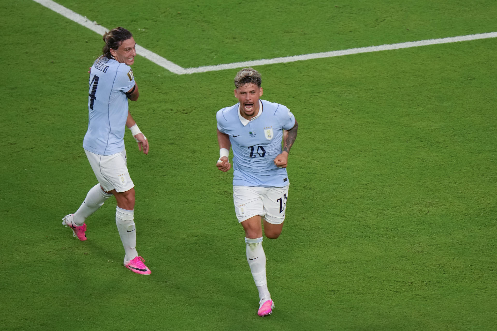 Maxi Araújo (d), de Uruguay, celebra su gol, que significó el empate 1-1 frente a Arabia Saudí este lunes en un partido del grupo H de la Mundial 2026 en el estadio Hard Rock, en Miami. EFE/ Alberto Boal
