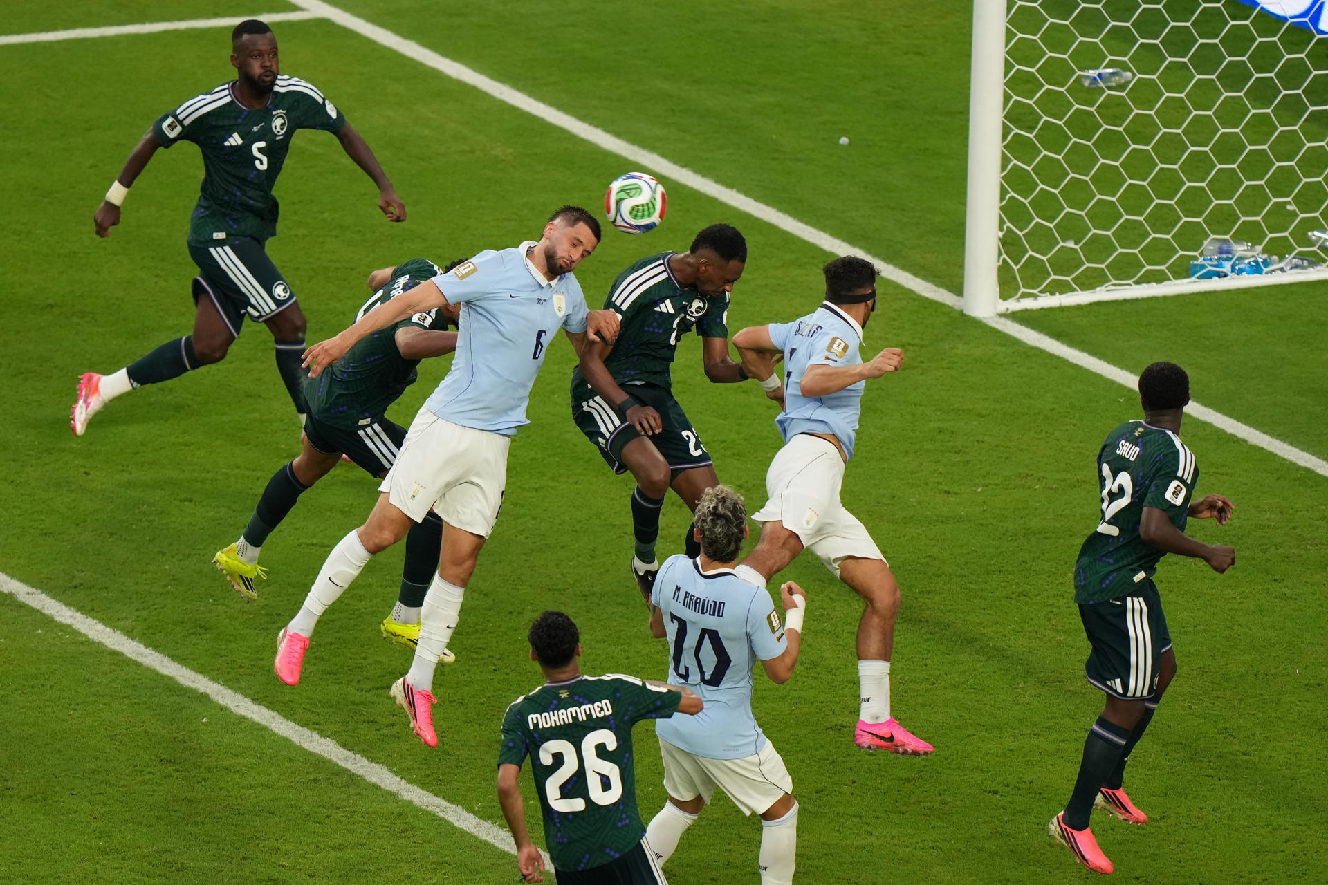 Rodrigo Bentancur, de Uruguay, cabecea la pelota este lunes en un partido del grupo H del Mundial 2026 ante Arabia Saudí en el estadio Hard Rock en Miami (EE.UU.). EFE/ Alberto Boal

