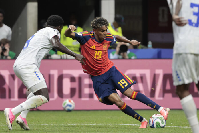 Lamine Yamal (d), durante un pasaje del partido ante Cabo Verde en el debut de España en el grupo H del Mundial 2026 en el Estadio de Atlanta. EFE/Lavandeira Jr
