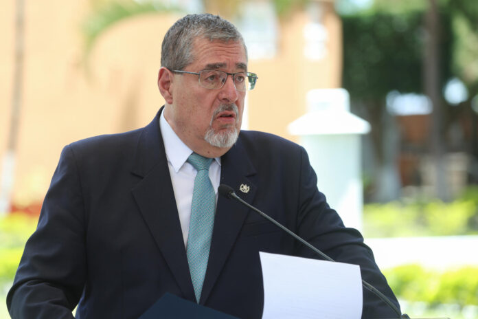 El presidente de Guatemala, Bernardo Arévalo de León, resaltó la nueva relación del Ministerio Público (Fiscalía) del país centroamericano con Estados Unidos, durante una rueda de prensa en Ciudad de Guatemala (Guatemala). EFE/ Mariano Macz
