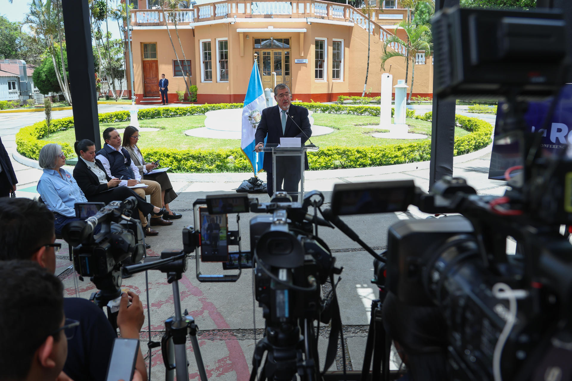 El presidente de Guatemala, Bernardo Arévalo de León, resaltó la nueva relación del Ministerio Público (Fiscalía) del país centroamericano con Estados Unidos, durante una rueda de prensa en Ciudad de Guatemala (Guatemala). EFE/ Mariano Macz
