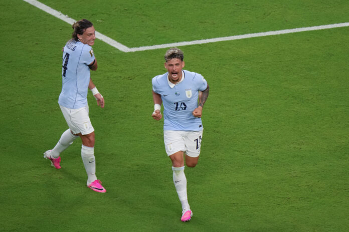 Maxi Araújo (d), de Uruguay, celebra su gol este lunes, que le dio a la Celeste el empate contra Arabia Saudí en un partido del grupo H del Mundial 2026 en el estadio Hard Rock, en Miami. EFE/ Alberto Boal
