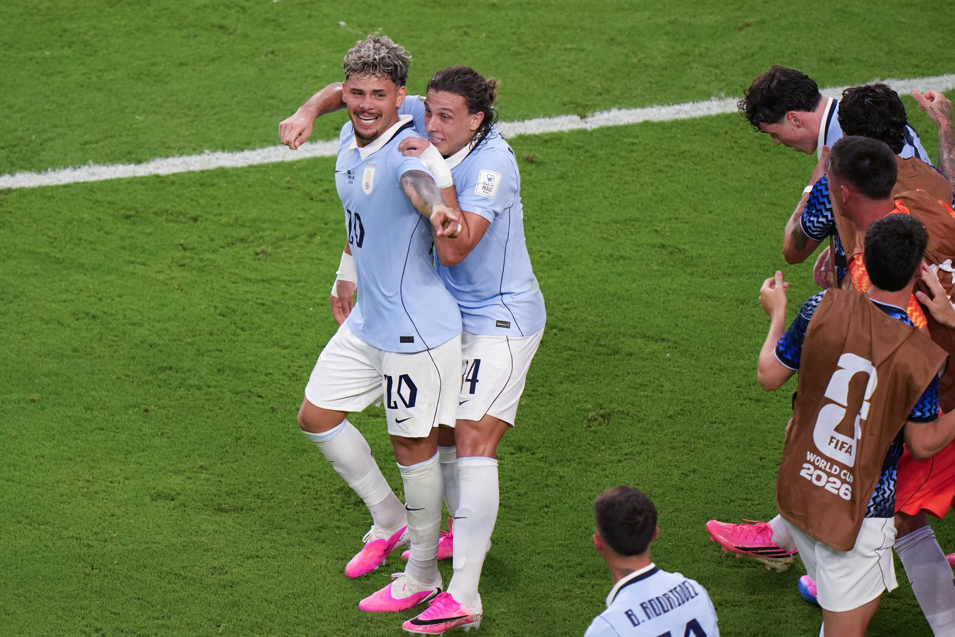 Maxi Araújo (d), de Uruguay, celebra su gol este lunes, que le dio a la Celeste el empate contra Arabia Saudí en un partido del grupo H del Mundial 2026 en el estadio Hard Rock, en Miami. EFE/ Alberto Boal

