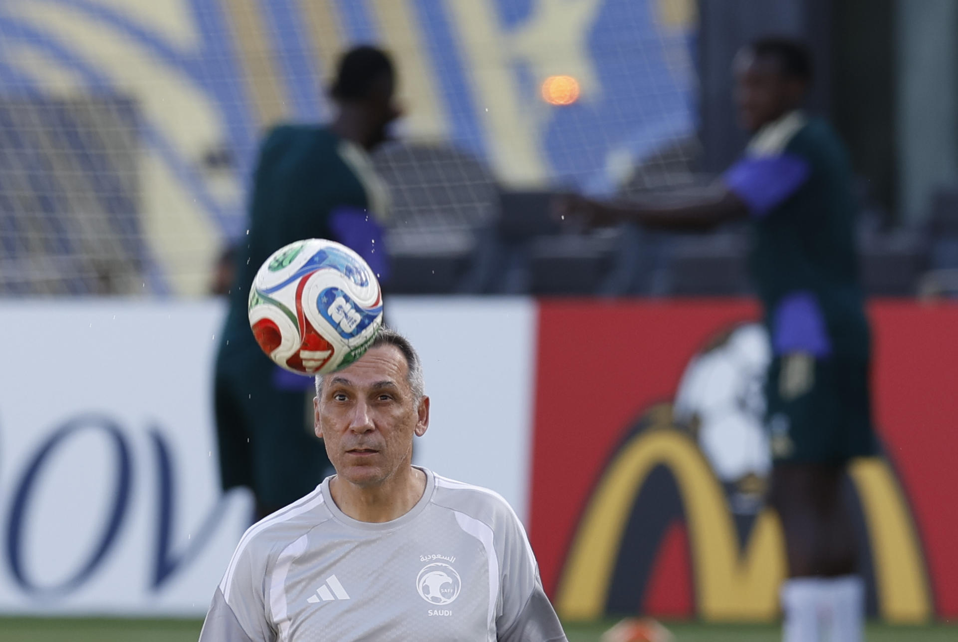 El seleccionador de Arabia Saudí, Georgios Donis, valoró el empate ante Uruguay 1-1 de este lunes en Miami como "algo muy positivo" dada la envergadura del rival y el escaso tiempo que lleva al frente de los Falcones Verdes. EFE/ Alberto Estevez
