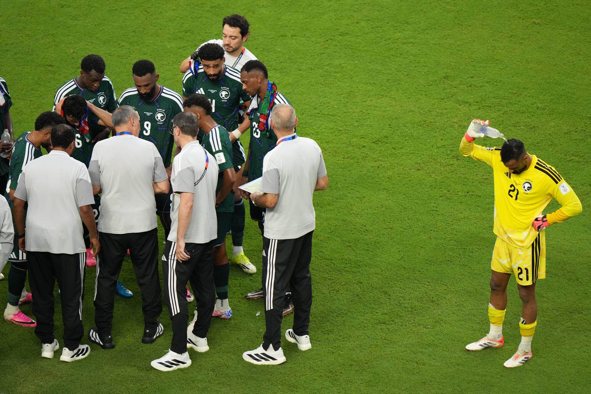 El seleccionador de Arabia Saudita, Georgios Donis (2-i), da indicaciones este lunes durante la pausa de hidratación del partido del Grupo H frente a Uruguay en el estadio Hard Rock, en Miami (EE.UU.). EFE/ Alberto Boal
