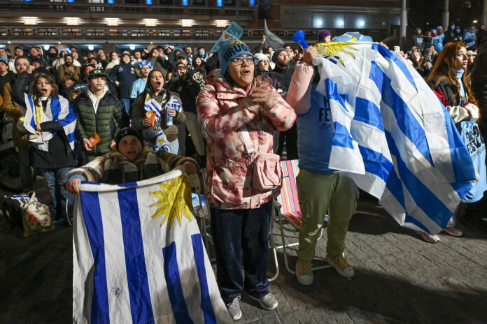 Aficionados de Uruguay durante la transmisión del partido entre Arabia Saudí y la Celeste en Montevideo (Uruguay). EFE/Federico Gutiérrez
