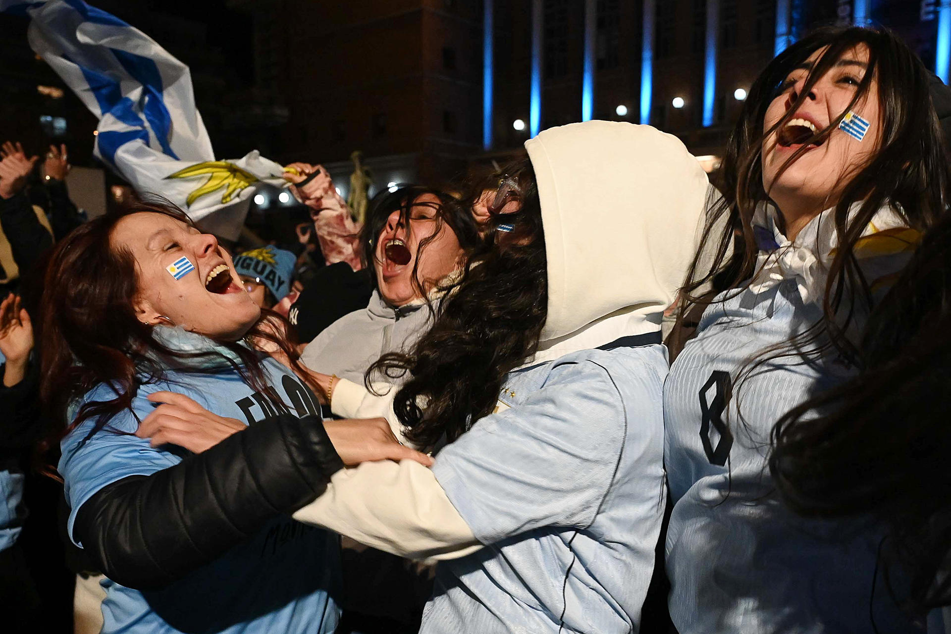 Aficionadas de Uruguay celebran un gol durante la transmisión del partido ante Arabia Saudí del Mundial 2026, en Montevideo. EFE/Federico Gutiérrez
