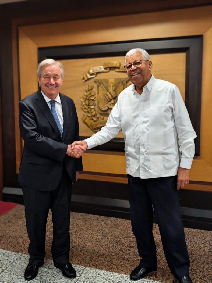 Fotografía cedida por la Cancillería R. Dominicana que muestra al secretario general de la Organización de las Naciones Unidas (ONU), António Guterres, posando junto al viceministro de Política Exterior Multilateral, Rubén Silié, este lunes en el Aeropuerto Internacional Las Américas en Santo Domingo (República Dominicana). EFE/ Cancillería R. Dominicana
