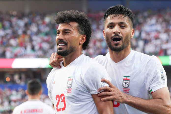 Los autores de los goles de Irán, Ramin Rezaeian (i) y Mohammad Mohebbi, celebran el empate 2-2 ante Nueva Zelanda en el estadio SoFi en Los Ángeles. EFE/Omar Alonso
