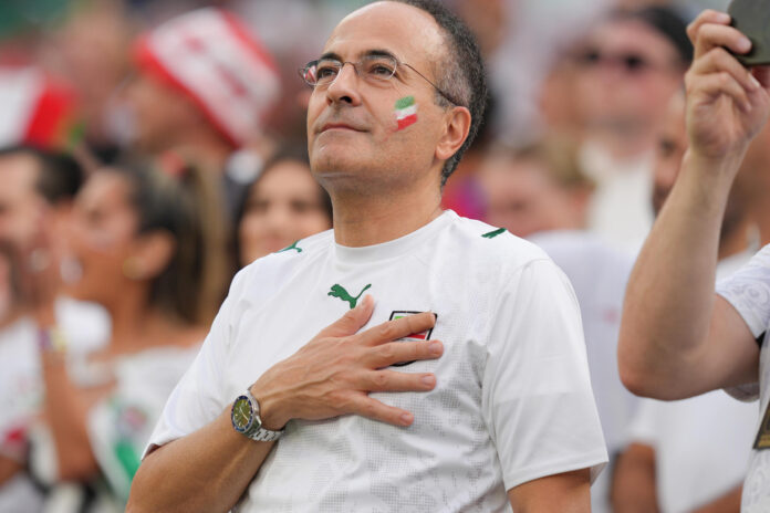 Miembros de la diáspora iraní ondean banderas durante una protesta a las afueras del Estadio de Los Ángeles antes del partido del Grupo G del Mundial 2026 ante Nueva Zelanda. EFE/EPA/TED SOQUI
