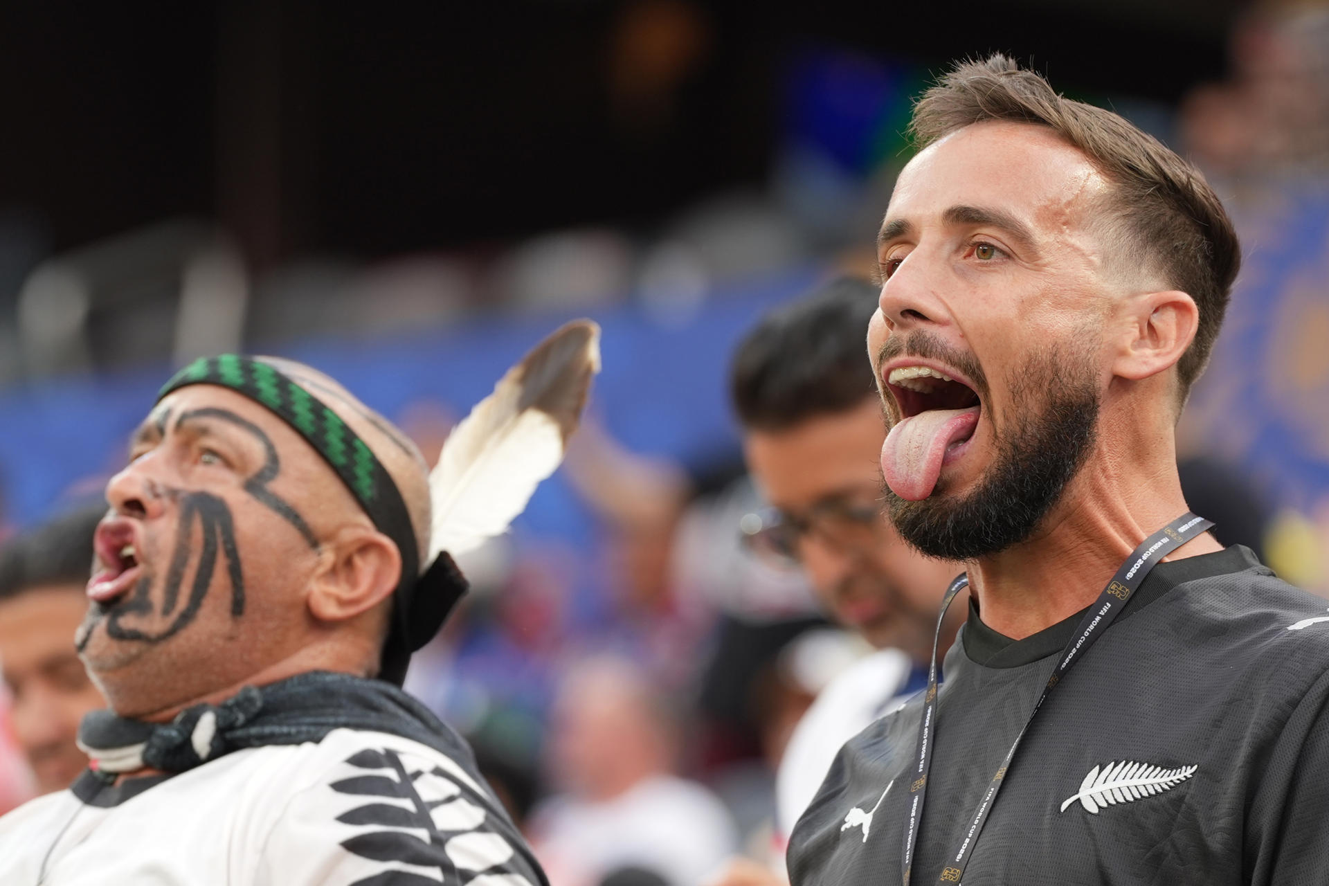 Aficionados de Nueva Zelanda animan este lunes a su selección durante un partido del Grupo G del Mundial 2026 frente a Irán en el Estadio de Los Ángeles (EE.UU.). EFE/ Omar Alonso