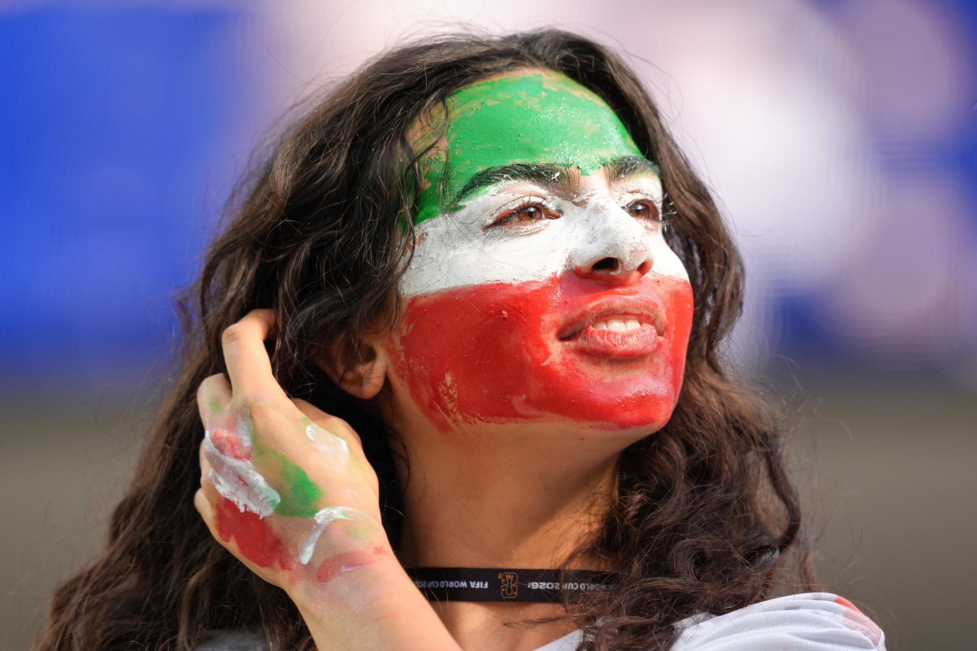 Una aficionada de Irán asiste este lunes a apoyar a la selección de su país en el partido del Grupo G del Mundial 2026 ante Nueva Zelanda en el Estadio de Los Ángeles (EE.UU.). EFE/ Omar Alonso