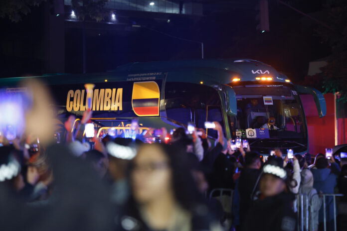 Aficionados de Colombia reciben a su selección este lunes, previo al partido contra Uzbekistán durante el Mundial de la FIFA 2026, en Ciudad de México (México). EFE/ ﻿Sashenka Gutierrez
