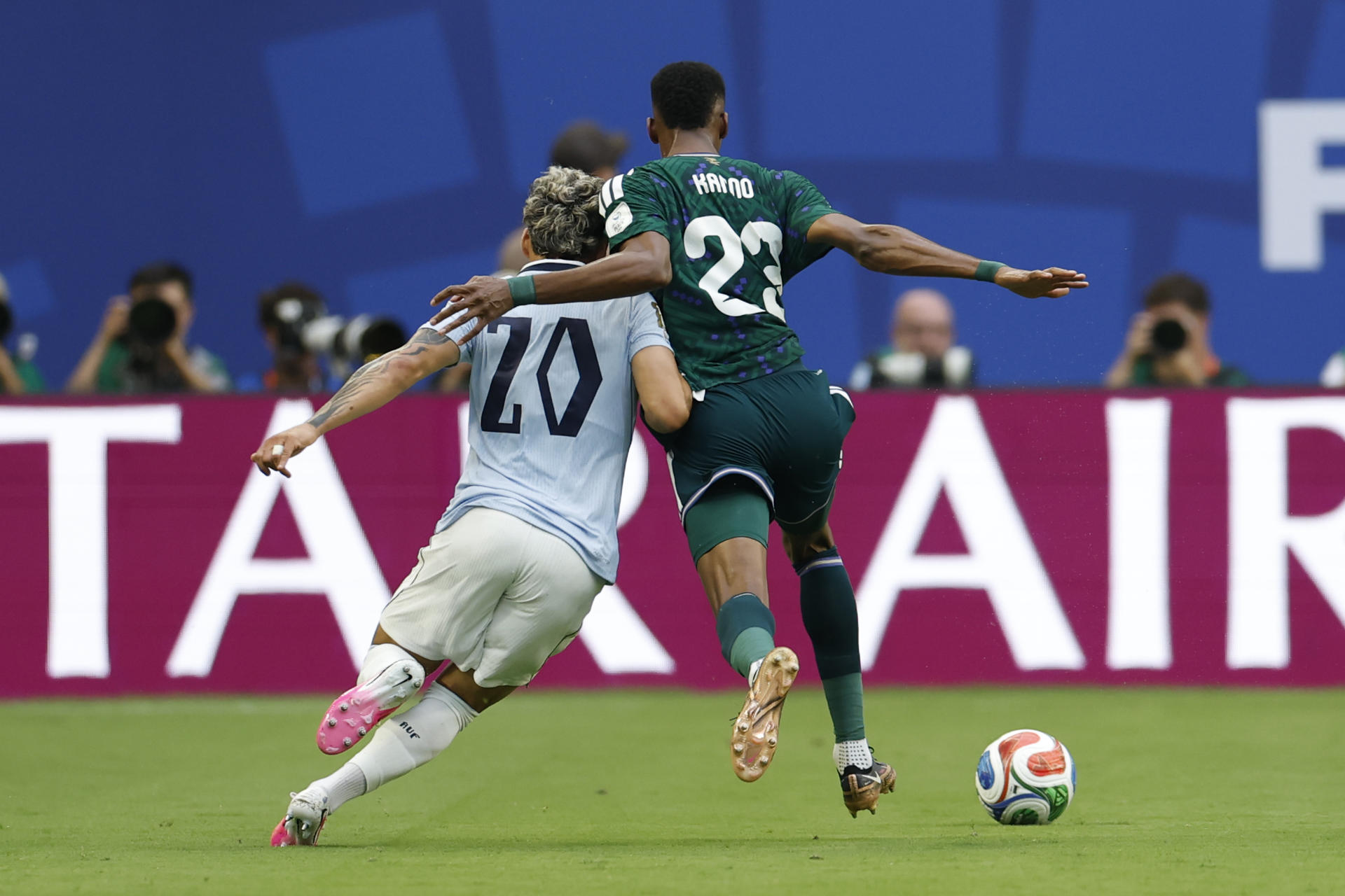 Mohamed Kanno (d), de Arabia Saudí, disputa el balón con Maxi Araújo, de Uruguay, este lunes durante un partido del Grupo H del Mundial 2026. EFE/ Alberto Estevez
