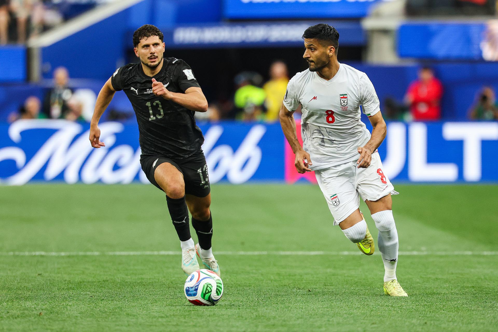 El defensa de Nueva Zelanda Liberato Cacace y el delantero de Irán Mohammad Mohebi en acción durante el partido del Grupo G del Mundial 2026. EFE/EPA/CHRIS TORRES
