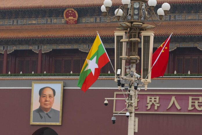 Las banderas de China y Birmania colocadas en Pekín por la visita del líder golpista birmano, Min Aung Hlaing.
EFE/EPA/JESSICA LEE
