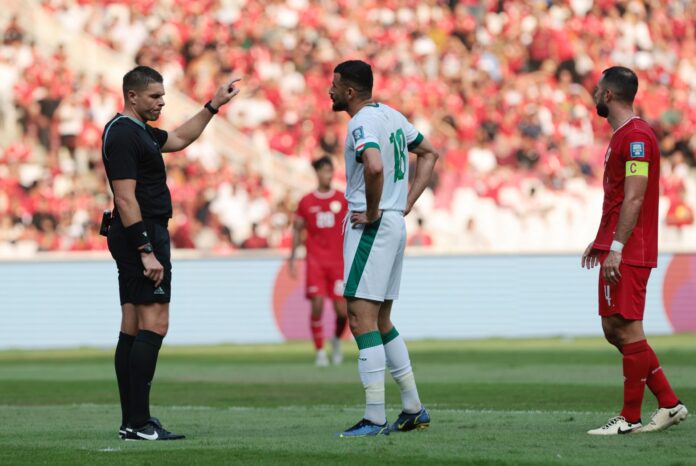 Fotografía de archivo donde aparece el árbitro australiano Shaun Evans durante un partido entre Indonesia e Irak disputado en Yakarta en 2024.
EPA/ADI WEDA
