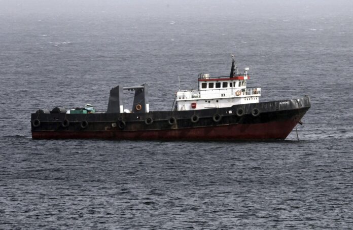 Fotografía de archivo de un barco comercial navegando por el Estrecho de Ormuz. EFE/Ali Haider
