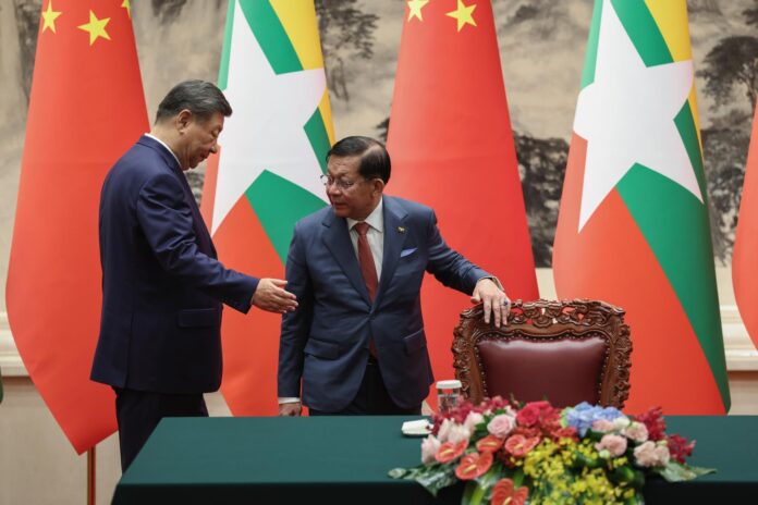El presidente de China, Xi Jinping (i), junto al líder golpista de Birmania, Min Aung Hlaing (d), durante la visita del exgeneral birmano a China.
EFE/EPA/Lintao Zhang / POOL

