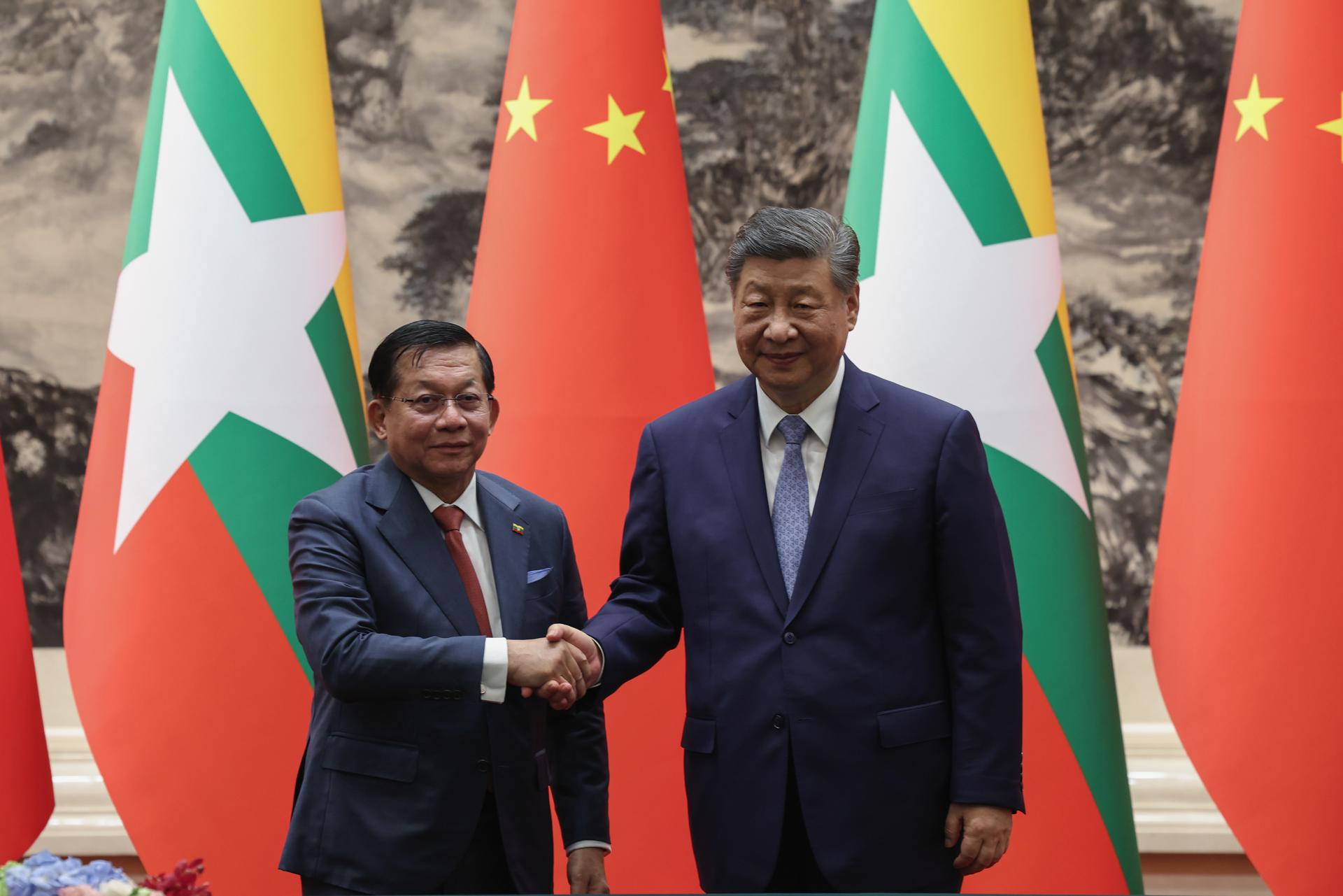 El presidente de China, Xi Jinping (d), junto al líder golpista de Birmania, Min Aung Hlaing (i), durante la visita del exgeneral birmano a China.
EFE/EPA/Lintao Zhang / POOL
