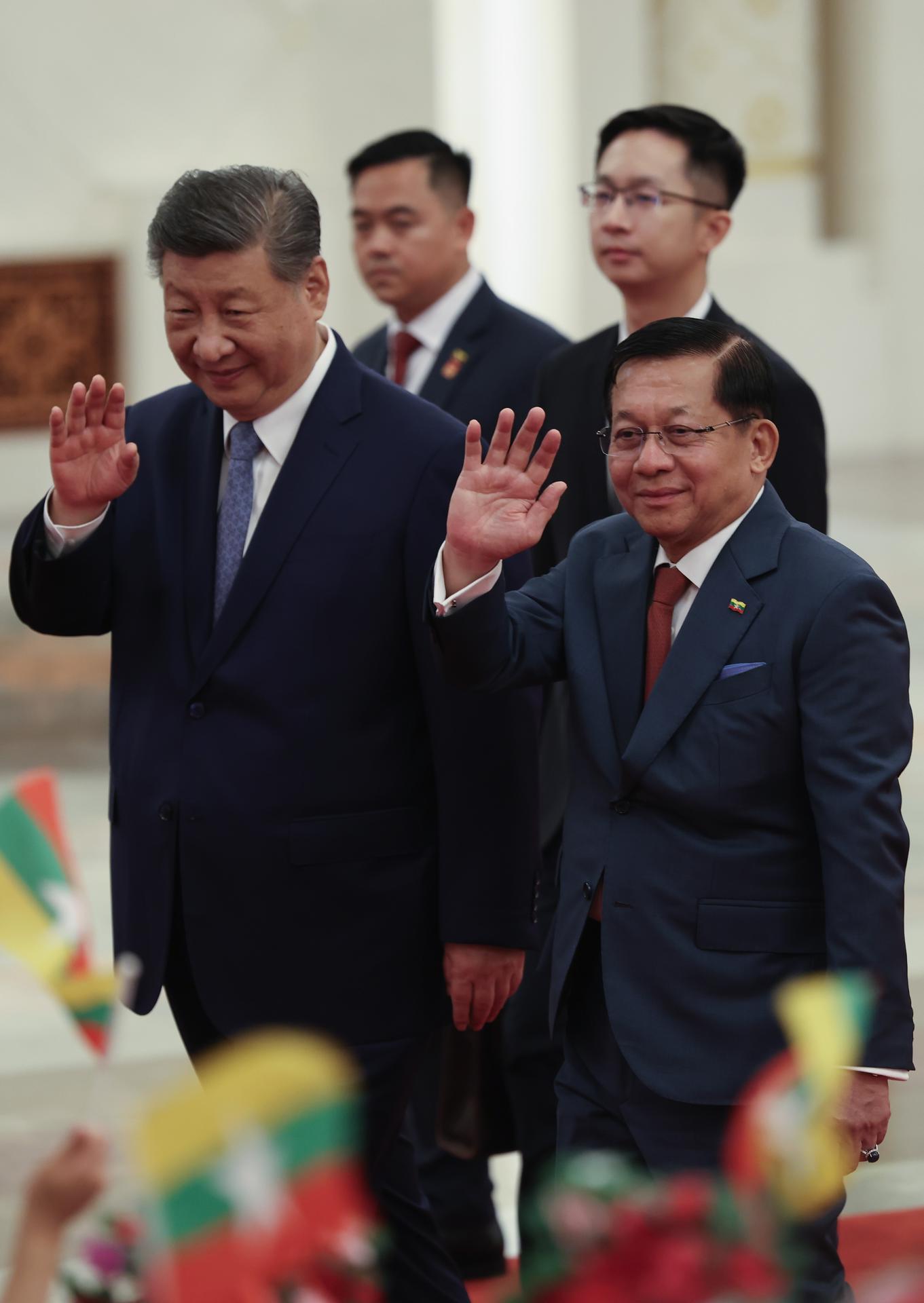El presidente de China, Xi Jinping (i), junto al líder golpista de Birmania, Min Aung Hlaing (d), durante la visita del exgeneral birmano a China.
EFE/EPA/Lintao Zhang / POOL
