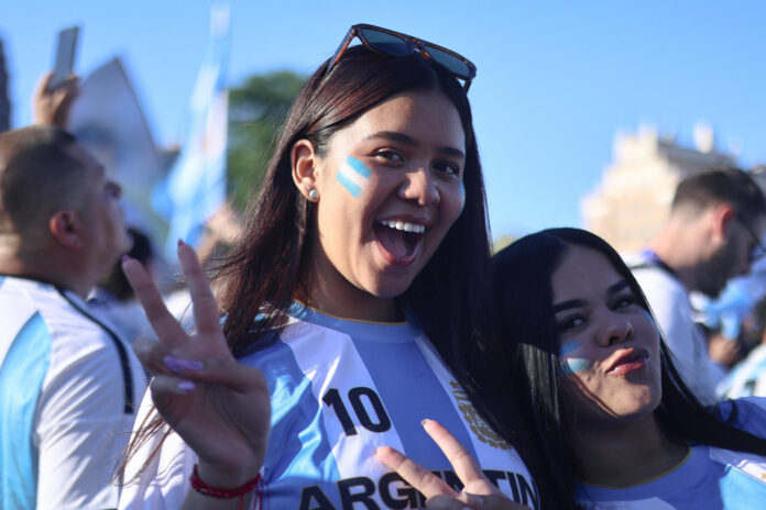 Aficionados de Argentina participan en un banderazo este lunes, previo al partido contra Argelia durante el Mundial de la FIFA 2026, en Kansas (Estados Unidos). EFE/ Juan Ignacio Roncoroni
