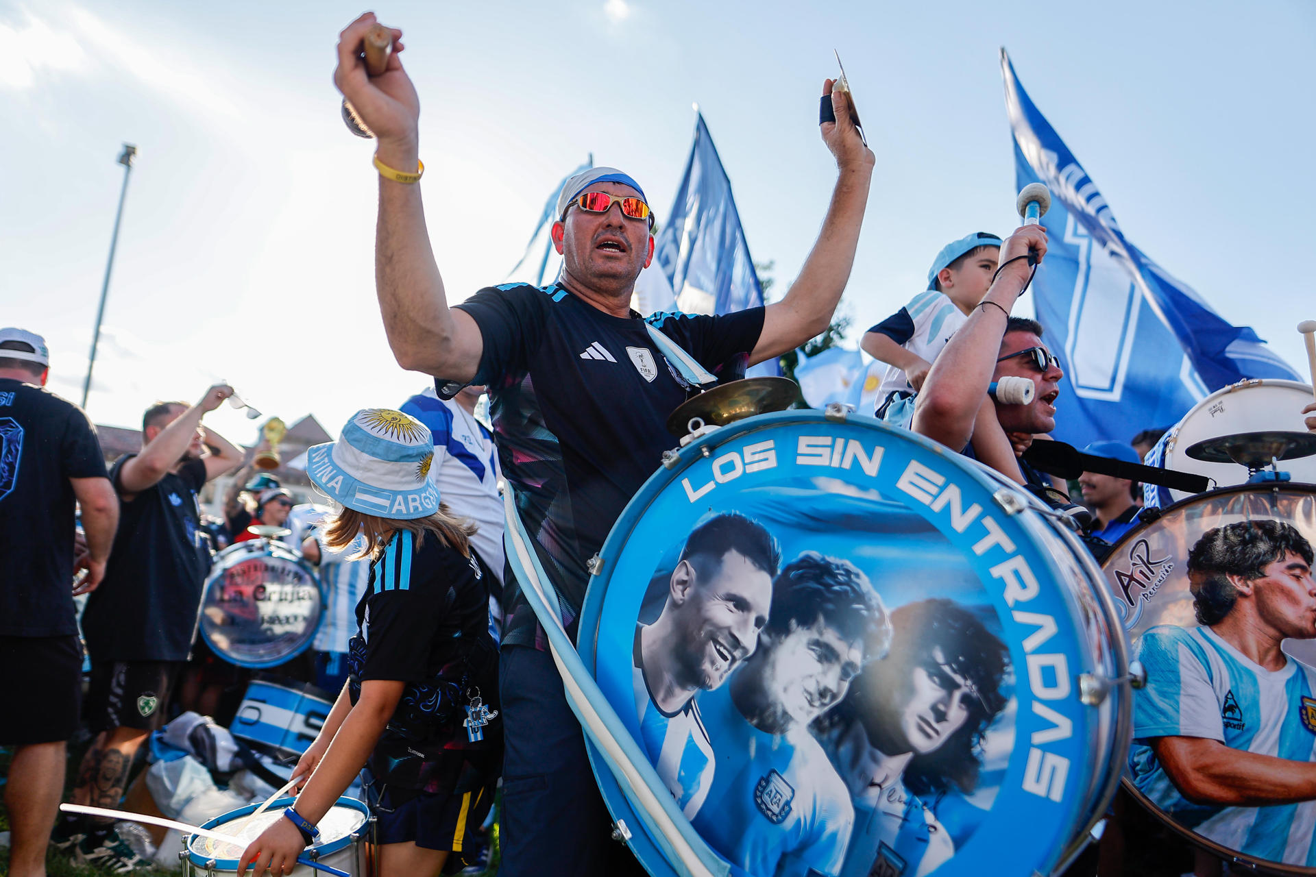 Aficionados de Argentina participan en un banderazo este lunes, previo al partido contra Argelia durante el Mundial de la FIFA 2026, en Kansas (Estados Unidos). EFE/ Juan Ignacio Roncoroni