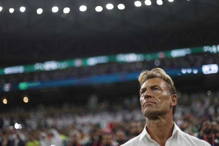 Fotografía de Antonio Lacerda, en la que puede verse en una imagen de archivo del 30 de noviembre de 2022 al técnico francés Herve Renard, entonces al frente de la selección de Arabia Saudí. EFE

