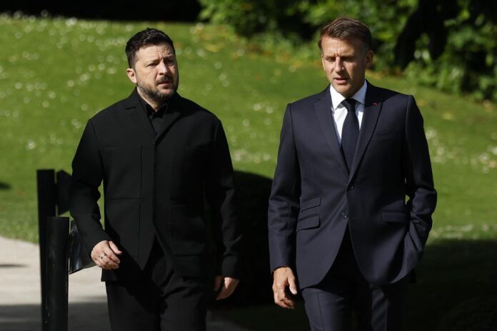 El presidente francés, Emmanuel Macron (D), da la bienvenida al presidente ucraniano, Volodímir Zelenski, en el Hotel Royal durante la Cumbre del G7 en Évian, Francia, el 16 de junio de 2026. EFE/EPA/YOAN VALAT / POOL
