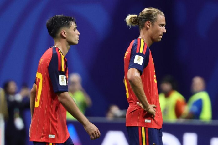 Los internacionales españoles Marcos Llorente (d) y Pedri, durante el partido de este lunes frente a Cabo Verde en el inicio de la Roja en el Mundial 2026. EFE/ RONALD WITTEK
