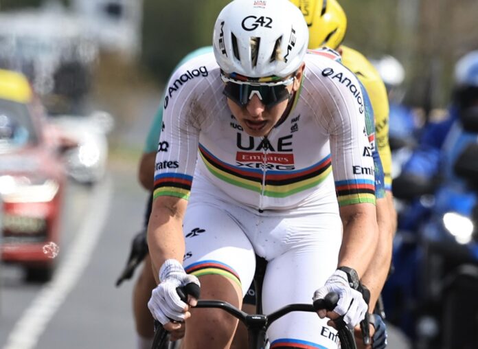 El ciclista esloveno Tadej Pogacar (UAE Team Emirates - XRG), en una imagen del pasado 12 de abril, durante una prueba. EFE/ CHRISTOPHE PETIT TESSON

