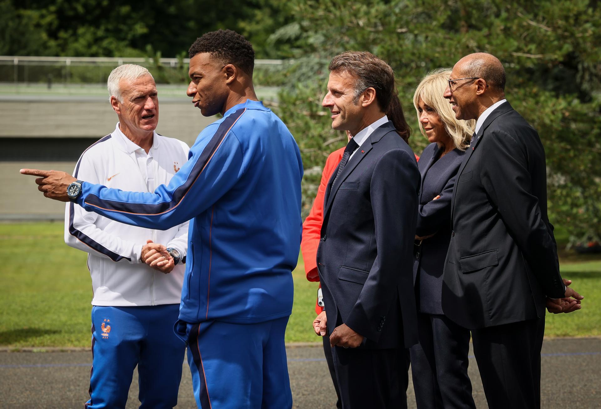 El seleccionador de Francia, Didier Deschamps (i), y el internacional Kylian Mbappé (2i) saludan al presidente de Francia, Emmanuel Macron (c), el pasado 2 de junio. EFE/ THOMAS PADILLA / POOL *Prohibido su uso por MAXPPP*
