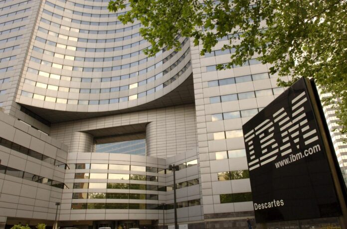 Imagen de la sede de la compañía IBM en Paris, Francia.  EFE / Laurent Chamussy
