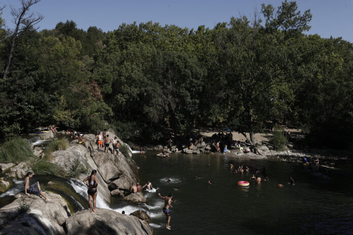 En una imagen de archivo, el cauce del rio Arga a su paso por la localidad de Huarte llena de bañistas en una jornada calurosa.   EFE/ Jesus Diges
