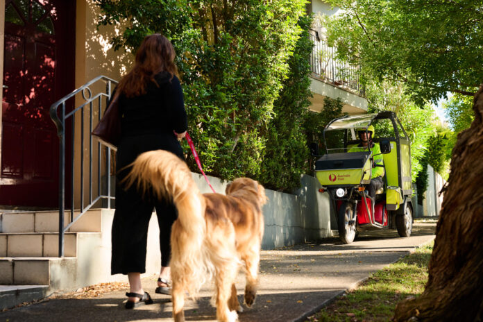 El servicio postal australiano, Australia Post, ha reforzado las medidas de protección para sus carteros con aerosoles de citronela como último recurso frente a perros agresivos, después de registrar un récord de ataques, con una media de nueve incidentes diarios y más de 1.200 episodios reportados en todo el país durante los últimos seis meses. EFE/Ken Butti/ Australia Post/ SOLO USO EDITORIAL/SOLO DISPONIBLE PARA ILUSTRAR LA NOTICIA QUE ACOMPAÑA (CRÉDITO OBLIGATORIO)
