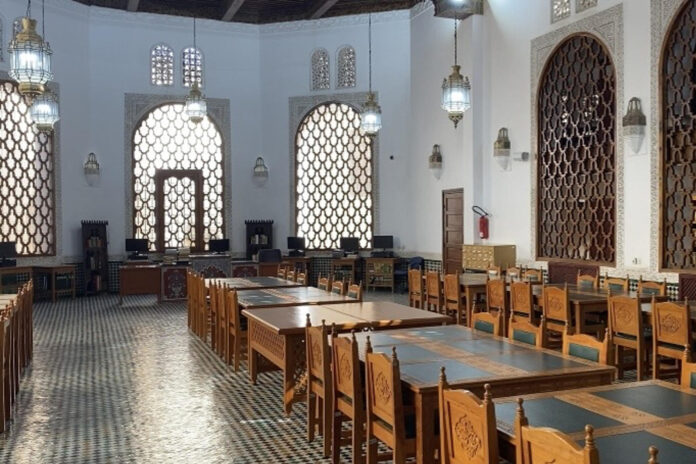 Fundada en el siglo XIV y activa hasta hoy, la biblioteca Al Qarawiyyin atesora miles de manuscritos de distintas ramas de conocimiento, entre ellos del famoso historiador del siglo XIV Ibn Jaldún o el místico sufí granadino del siglo XI Ibn Tufayl, que han sobrevivido al paso de los siglos en el corazón histórico de la ciudad marroquí de Fez. EFE/ Fatima Zohra Bouaziz
