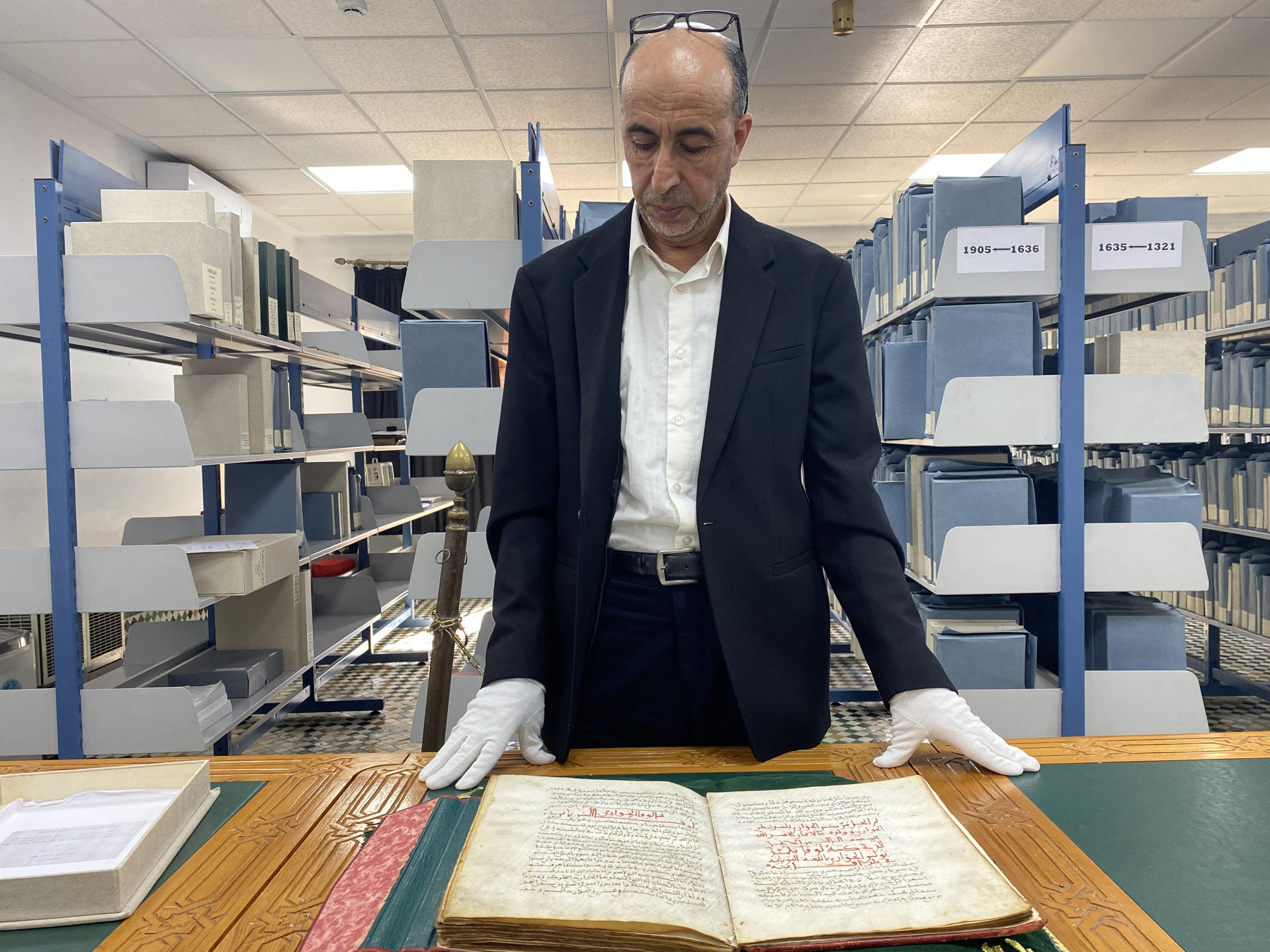 Boubker Jaawan, responsable en la biblioteca, enseña uno de los ejemplares que alberga durante una entrevista con la Agencia EFE. Fundada en el siglo XIV y activa hasta hoy, la biblioteca Al Qarawiyyin atesora miles de manuscritos de distintas ramas de conocimiento, entre ellos del famoso historiador del siglo XIV Ibn Jaldún o el místico sufí granadino del siglo XI Ibn Tufayl, que han sobrevivido al paso de los siglos en el corazón histórico de la ciudad marroquí de Fez. EFE/ Fatima Zohra Bouaziz